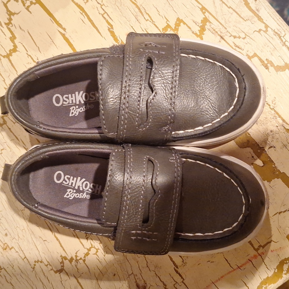 Osh kosh B'gosh Grey size 8T loafers
